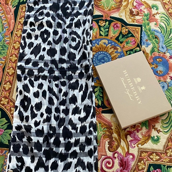 Authentic Burberry sketched animal gauze scarf - Picture 7 of 8